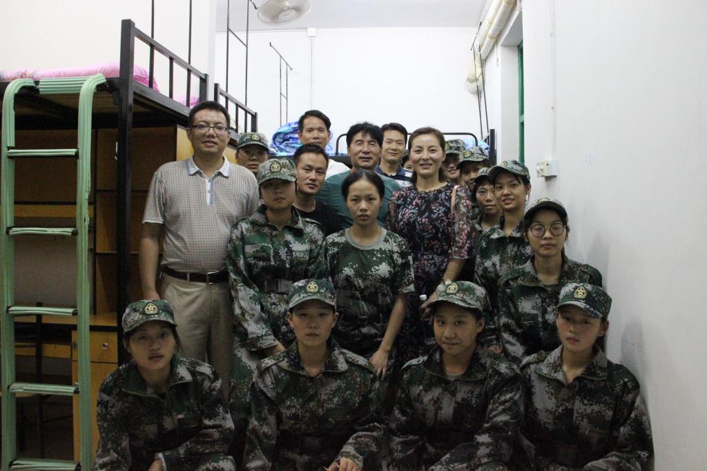 图二 老师与新生合影留念(钱硕森摄)