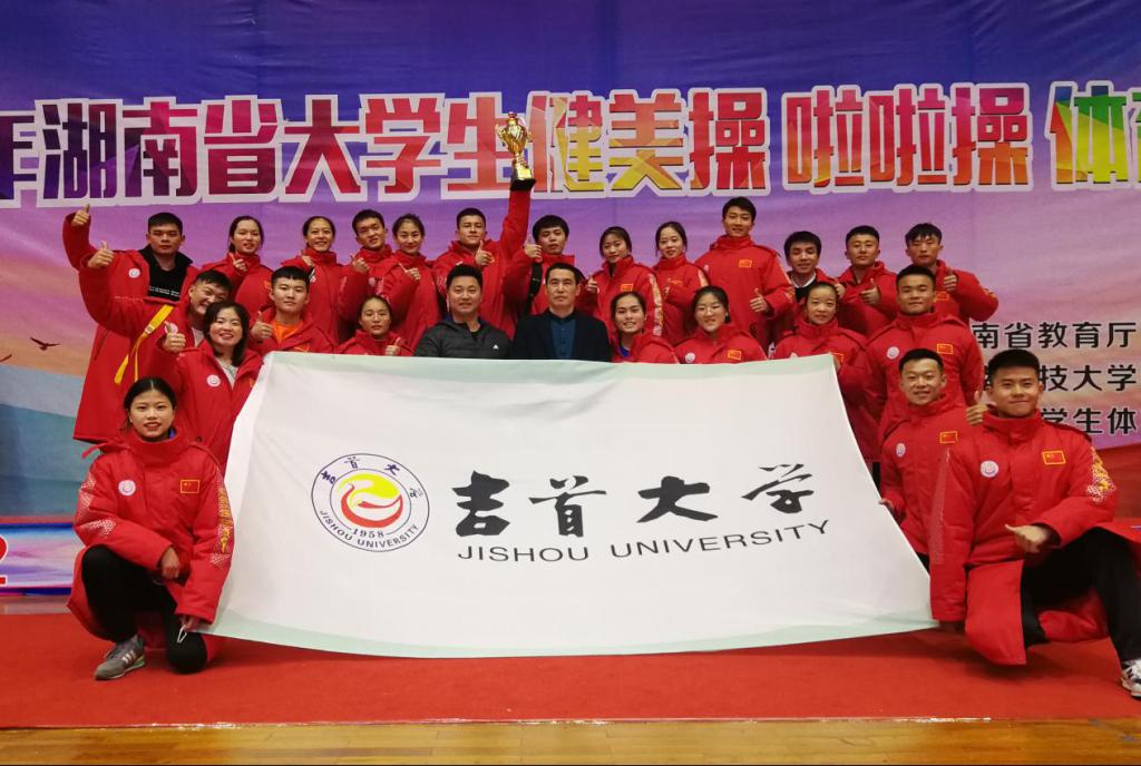 图为bevictor伟德周道平经理和运动员合影